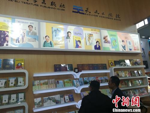 资料图:琳琅满目的少儿图书。上官云 摄 点击进入下一页