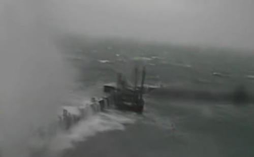 大连某海上试验平台上演生死营救 12人抢险3人殉职