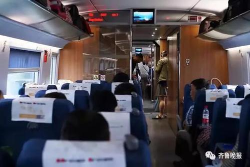 高铁又现霸座女:买无座票占座 有座票女孩站2小时