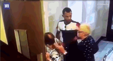 姐妹情深！小伙抢老人宝石项链95岁好友拼死相搏