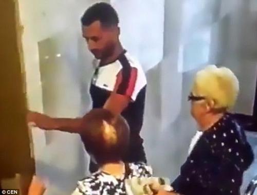 姐妹情深！小伙抢老人宝石项链95岁好友拼死相搏