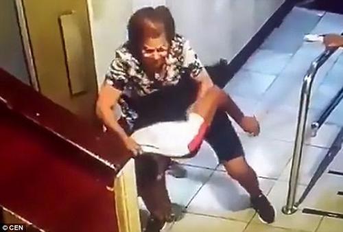 姐妹情深！小伙抢老人宝石项链 95岁好友拼死相搏