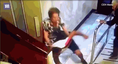 姐妹情深！小伙抢老人宝石项链 95岁好友拼死相搏