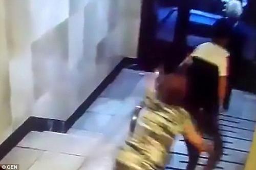 姐妹情深！小伙抢老人宝石项链 95岁好友拼死相搏