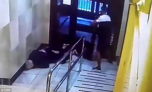 姐妹情深！小伙抢老人宝石项链 95岁好友拼死相搏