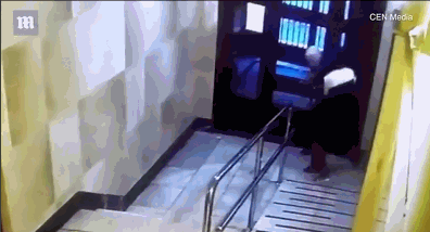 姐妹情深！小伙抢老人宝石项链 95岁好友拼死相搏