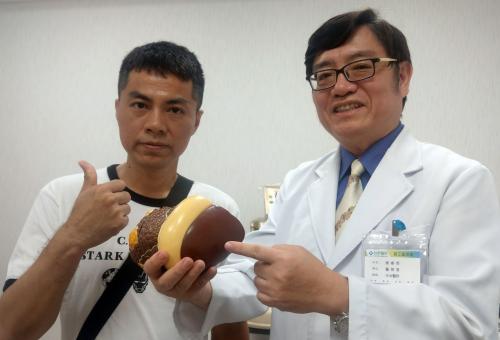 44岁廖姓电机工程师（左）与医师。台湾《联合报》记者赵容萱摄影