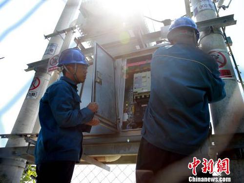 洪水来临时，寿光市绝大部分电路跳闸，部分损毁。8月25日，电力部门工作人员正在对该市纪台镇的部分电力装置进行维护。　沙见龙 摄