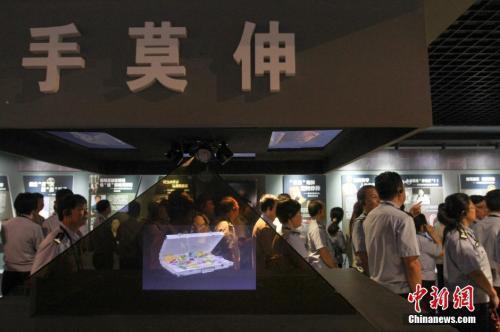 资料图:2015年10月21日上午,海南省公安厅组织党员干部前往海南省反腐倡廉警示教育基地参观受教。洪坚鹏 摄 点击进入下一页