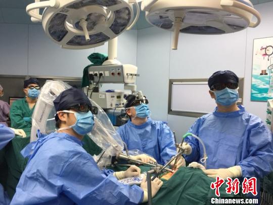 当下,“微创”乃至“无创”的腔镜手术路径不断涌现。 王懿辉 摄 当下,“微创”乃至“无创”的腔镜手术路径不断涌现。 王懿辉 摄