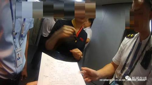 男子硬闯飞机客舱挽留女性朋友 致航班延误被拘