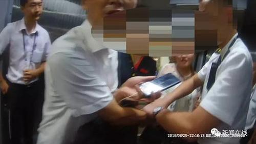 男子硬闯飞机客舱挽留女性朋友 致航班延误被拘