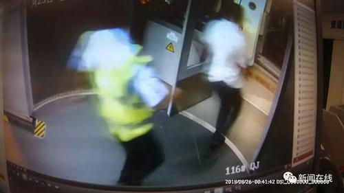 男子硬闯飞机客舱挽留女性朋友 致航班延误被拘