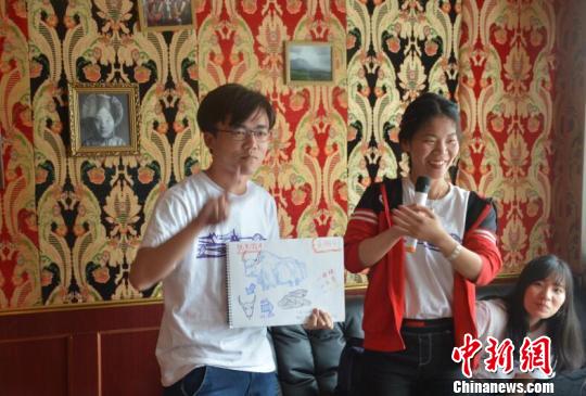 图为香港内地青年通过纸笔展示此行中的所观所感。余洋 摄