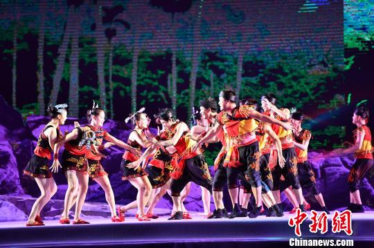 晚会现场，演员为观众表演黎族舞蹈。洪坚鹏 摄