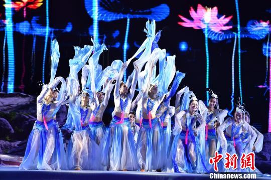 晚会现场，演员在表演舞蹈《水韵》。洪坚鹏 摄