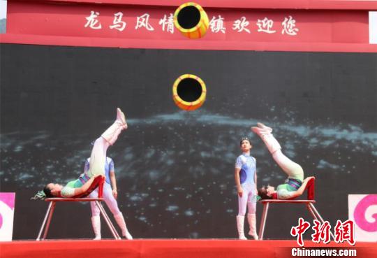 开幕式杂技表演 刘璐 摄 开幕式杂技表演 刘璐 摄