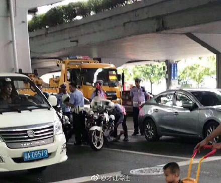 滴滴回应专车司机强行冲卡 :司机怕被扣车 已封禁