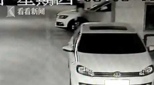 c368b40c797c0c947801687676069c15.jpg 25岁女子连续涂鸦67辆轿车 自称这是“泼墨艺术”