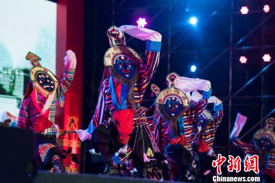 图为开幕式上的藏戏表演。何蓬磊 摄
