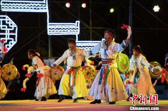 图为开幕式现场的藏族原生态舞蹈表演。何蓬磊 摄