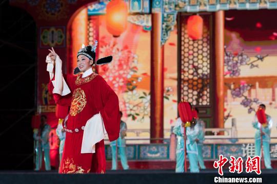 图为开幕式上的黄梅戏表演。何蓬磊 摄