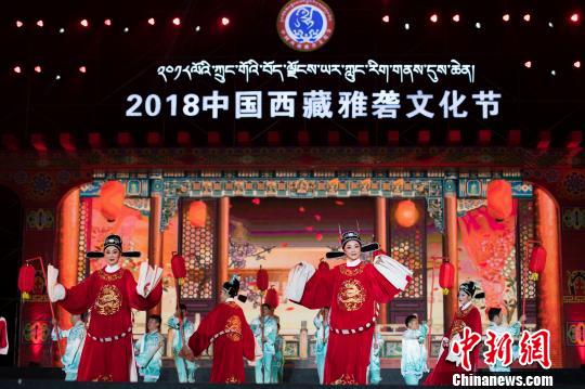 图为开幕式上的黄梅戏表演。何蓬磊 摄