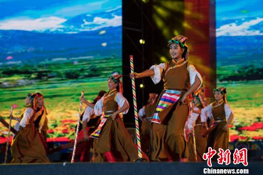 图为开幕式现场的藏族原生态舞蹈表演。何蓬磊 摄