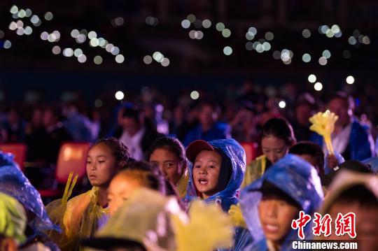 2018中国西藏雅砻文化节开幕式吸引了近万名山南各族民众观看。何蓬磊 摄