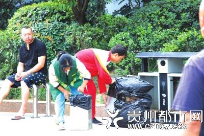 初中生帮环卫工母亲捡3年垃圾：想早点让妈妈享福