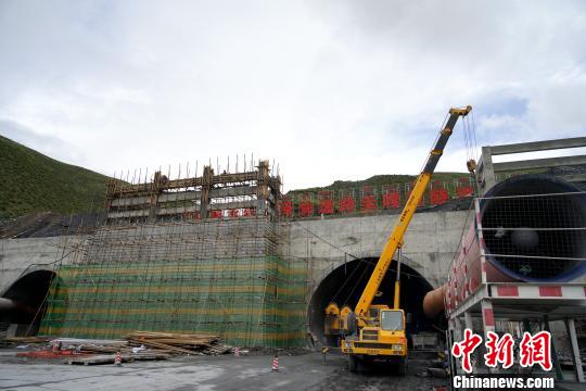 全长12.94公里的圭嘎拉隧道是西藏S5拉萨至山南快速通道项目的控制性工程，该隧道是目前全国高海拔地区最长的公路隧道。江飞波 摄
