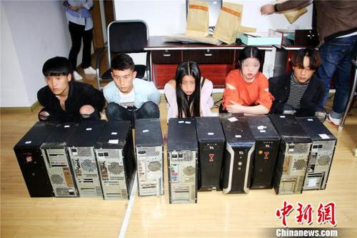 图为警方抓获的犯罪嫌疑人及缴获的物品。 观山湖警方供图