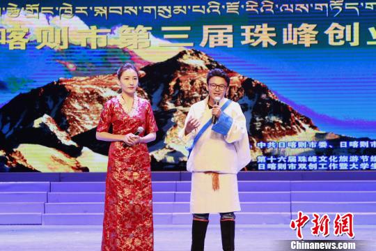 图为8月28日，日喀则市第三届珠峰创业创新大赛总决赛现场，暾博文化工作室文化创意项目选手答辩评委问题。赵朗 摄