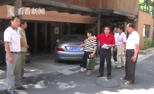 小区业主养11条狗臭气熏天 邻居整个夏天没敢开窗