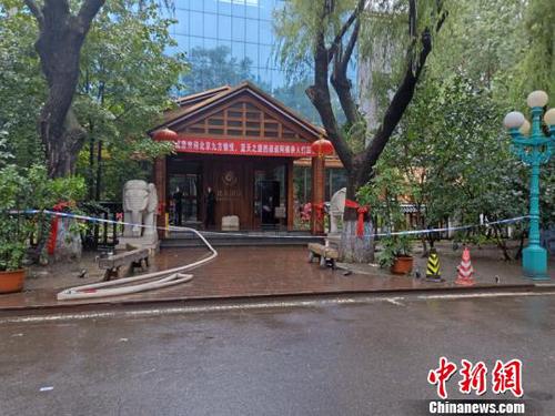 起火酒店。　解培华 摄