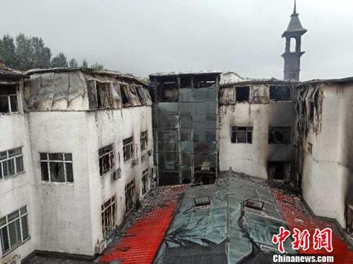 起火现场。　解培华 摄