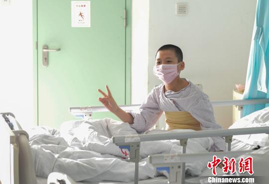 小鑫可以正常活动 彭福祥 摄