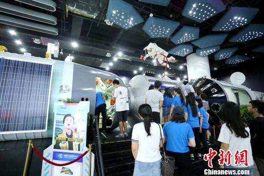 两岸青年学子参观厦门诚毅科探中心。杨伏山 摄
