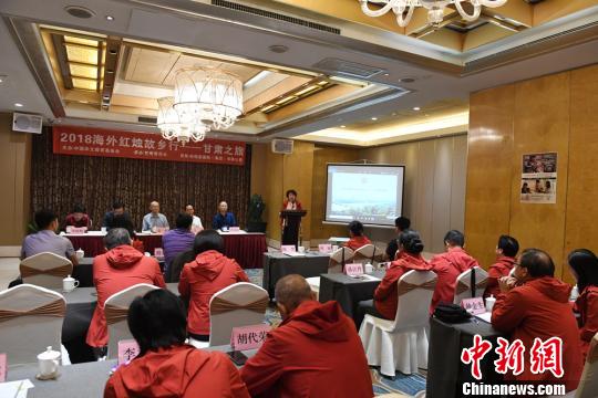 图为此次海外红烛故乡行华校代表美国波士顿剑桥中国文化中心副董事长、剑桥中文学校校长陶凯女士发言。杨艳敏 摄