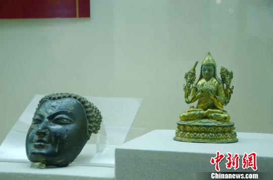 展馆内陈列的藏传佛教造像 余皓 摄