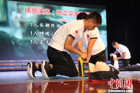 比赛现场，参赛人员进行心肺复苏演练。　赵凌峰 摄