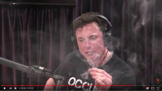 马斯克直播抽大麻画面 美空军将追踪大麻来源