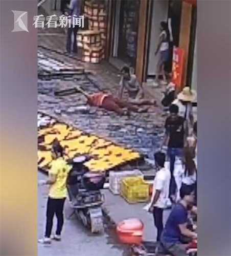 巨型招牌突然落下砸倒3人 路人愣神10秒后自发救人