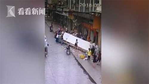 巨型招牌突然落下砸倒3人 路人愣神10秒后自发救人