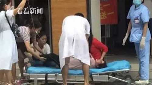 巨型招牌突然落下砸倒3人 路人愣神10秒后自发救人