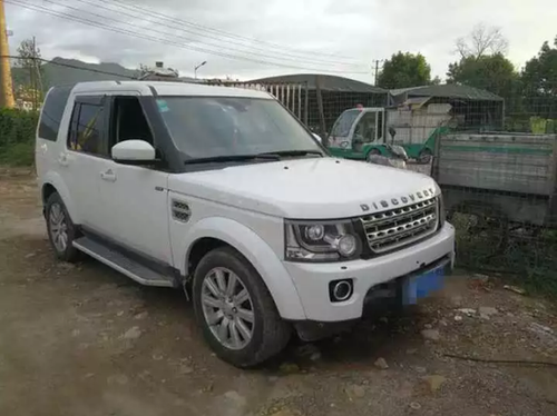 男子砸路虎车偷走一大袋现金 第二天自首:钱太多了