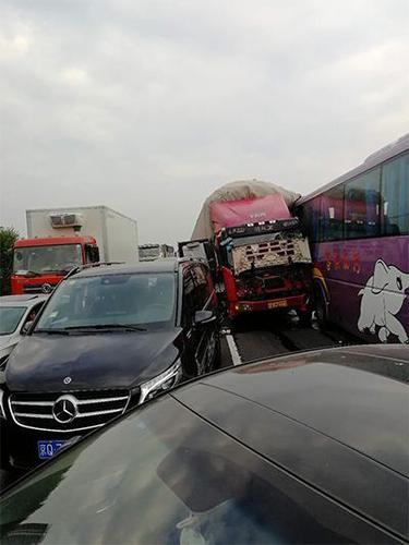 北京东六发生9车追尾事故1人受轻伤 多车严重变形