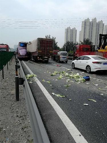 北京东六发生9车追尾事故1人受轻伤 多车严重变形