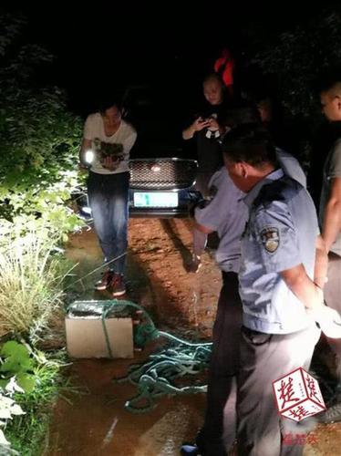 两男潜伏婚庆公司伺机拖走保险柜:电焊切割偷11万