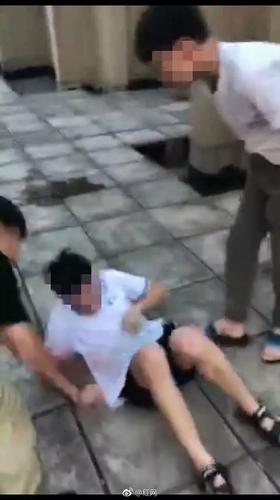 长沙某名校一学生被虐打？教育局:学校正积极处理